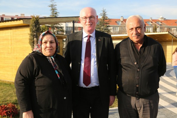 Odunpazarı Belediye Başkanı Kazım Kurt, Gökmeydan Mahallesi’nde yer alan Cumhuriyet Parkını gezdi. Parkta bulunan vatandaşlara sohbet eden Başkan Kurt, vatandaşların fotoğraf talebini reddetmeyerek bol bol fotoğraf çektirdi. Başkan Kurt, vatandaşların dilek ve şikâyetlerini de dinleyerek, notlar aldı.