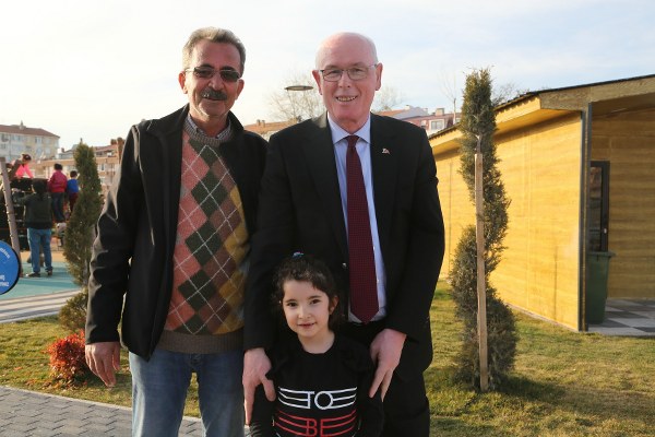 Odunpazarı Belediye Başkanı Kazım Kurt, Gökmeydan Mahallesi’nde yer alan Cumhuriyet Parkını gezdi. Parkta bulunan vatandaşlara sohbet eden Başkan Kurt, vatandaşların fotoğraf talebini reddetmeyerek bol bol fotoğraf çektirdi. Başkan Kurt, vatandaşların dilek ve şikâyetlerini de dinleyerek, notlar aldı.