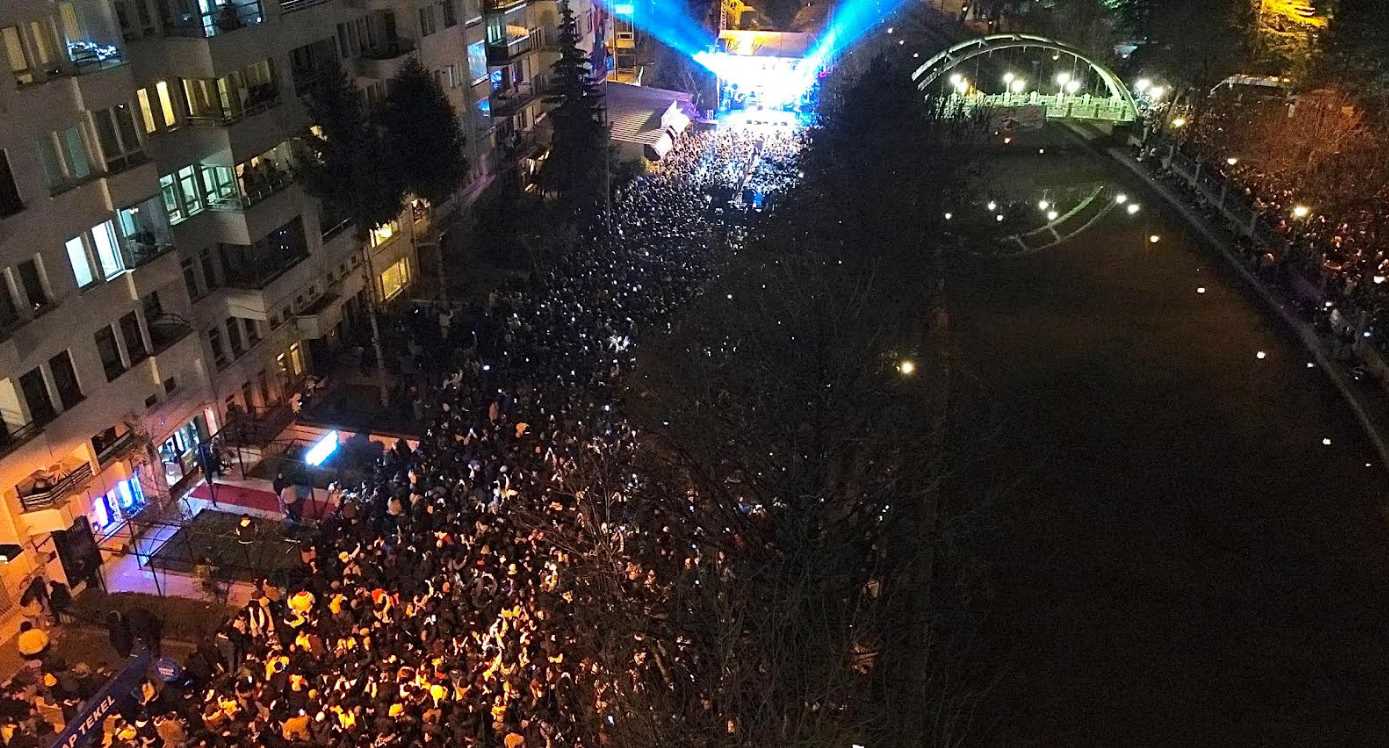 Odunpazarı Belediye Başkanı Kazım Kurt, 8 Mart Dünya Emekçi Kadınlar Günü nedeniyle Adalar’da “Göksel Konseri” düzenledi. Yaklaşık 50 bin kişinin katıldığı konserde Göksel, söylediği bir birinden güzel şarkılarla soğuk havaya rağmen dinleyicilerinin içini ısıttı. Tüm kadınların 8 Mart Dünya Emekçi Kadınlar Gününü kutlayan Başkan Kurt, Eskişehirlilere seslenerek “Bizim kapılarımız herkese açık. Odunpazarı Belediyesi’ne herkes gelebilir. Sizleri seviyoruz” dedi.