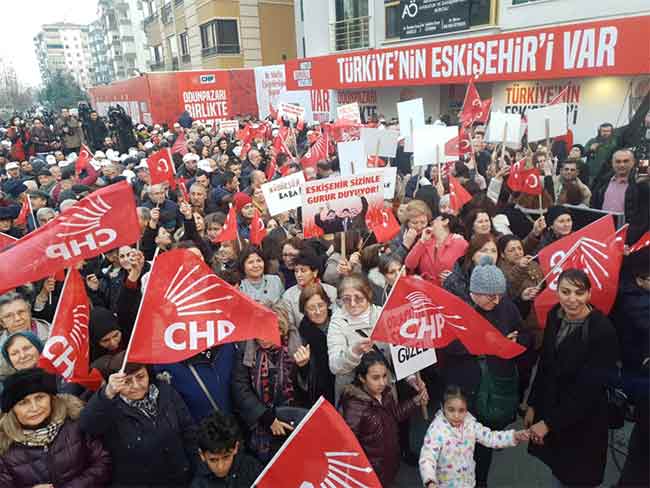 Kazım Kurt'un seçim iletişim ofisinin açılışında görkemli bir gövde gösterisi vardı. Binlerce vatandaşın katıldığı açılış töreninde Kazım Kurt sahneye çıkınca vatandaşlar büyük sevgi gösterisinde bulundu