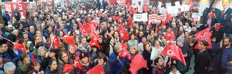 Kazım Kurt'un seçim iletişim ofisinin açılışında görkemli bir gövde gösterisi vardı. Binlerce vatandaşın katıldığı açılış töreninde Kazım Kurt sahneye çıkınca vatandaşlar büyük sevgi gösterisinde bulundu