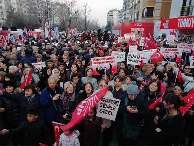 Kazım Kurt'un seçim iletişim ofisinin açılışında görkemli bir gövde gösterisi vardı. Binlerce vatandaşın katıldığı açılış töreninde Kazım Kurt sahneye çıkınca vatandaşlar büyük sevgi gösterisinde bulundu