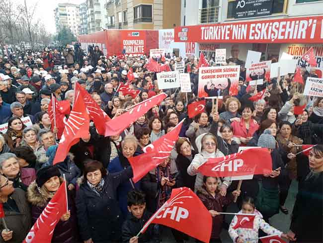 Kazım Kurt'un seçim iletişim ofisinin açılışında görkemli bir gövde gösterisi vardı. Binlerce vatandaşın katıldığı açılış töreninde Kazım Kurt sahneye çıkınca vatandaşlar büyük sevgi gösterisinde bulundu