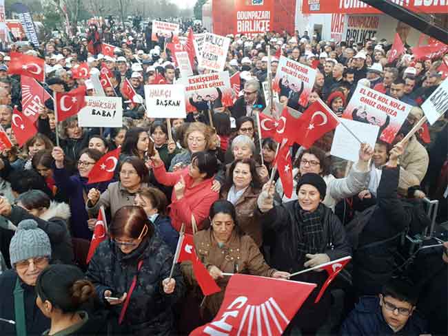 Kazım Kurt'un seçim iletişim ofisinin açılışında görkemli bir gövde gösterisi vardı. Binlerce vatandaşın katıldığı açılış töreninde Kazım Kurt sahneye çıkınca vatandaşlar büyük sevgi gösterisinde bulundu