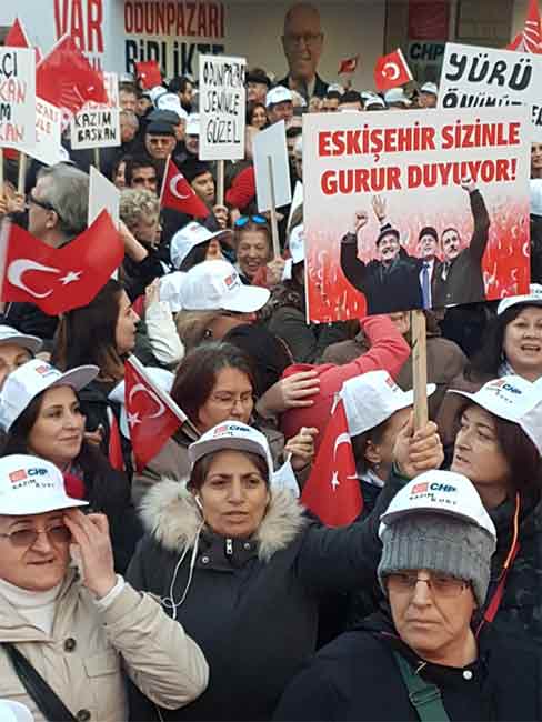 Kazım Kurt'un seçim iletişim ofisinin açılışında görkemli bir gövde gösterisi vardı. Binlerce vatandaşın katıldığı açılış töreninde Kazım Kurt sahneye çıkınca vatandaşlar büyük sevgi gösterisinde bulundu