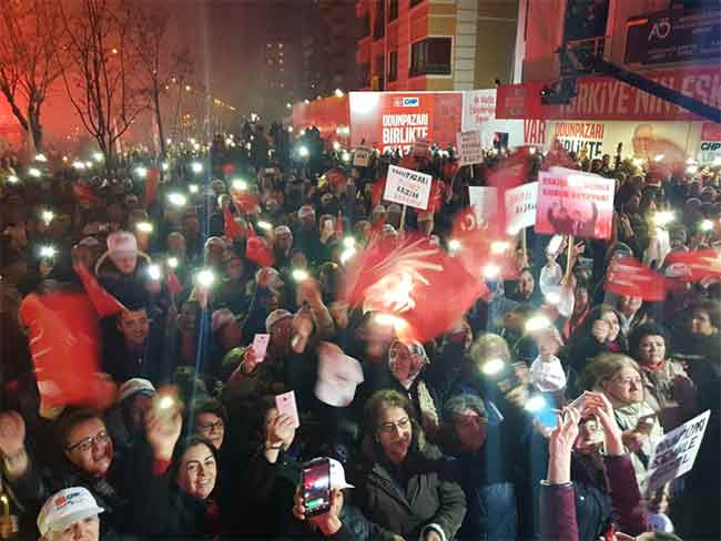 Kazım Kurt'un seçim iletişim ofisinin açılışında görkemli bir gövde gösterisi vardı. Binlerce vatandaşın katıldığı açılış töreninde Kazım Kurt sahneye çıkınca vatandaşlar büyük sevgi gösterisinde bulundu