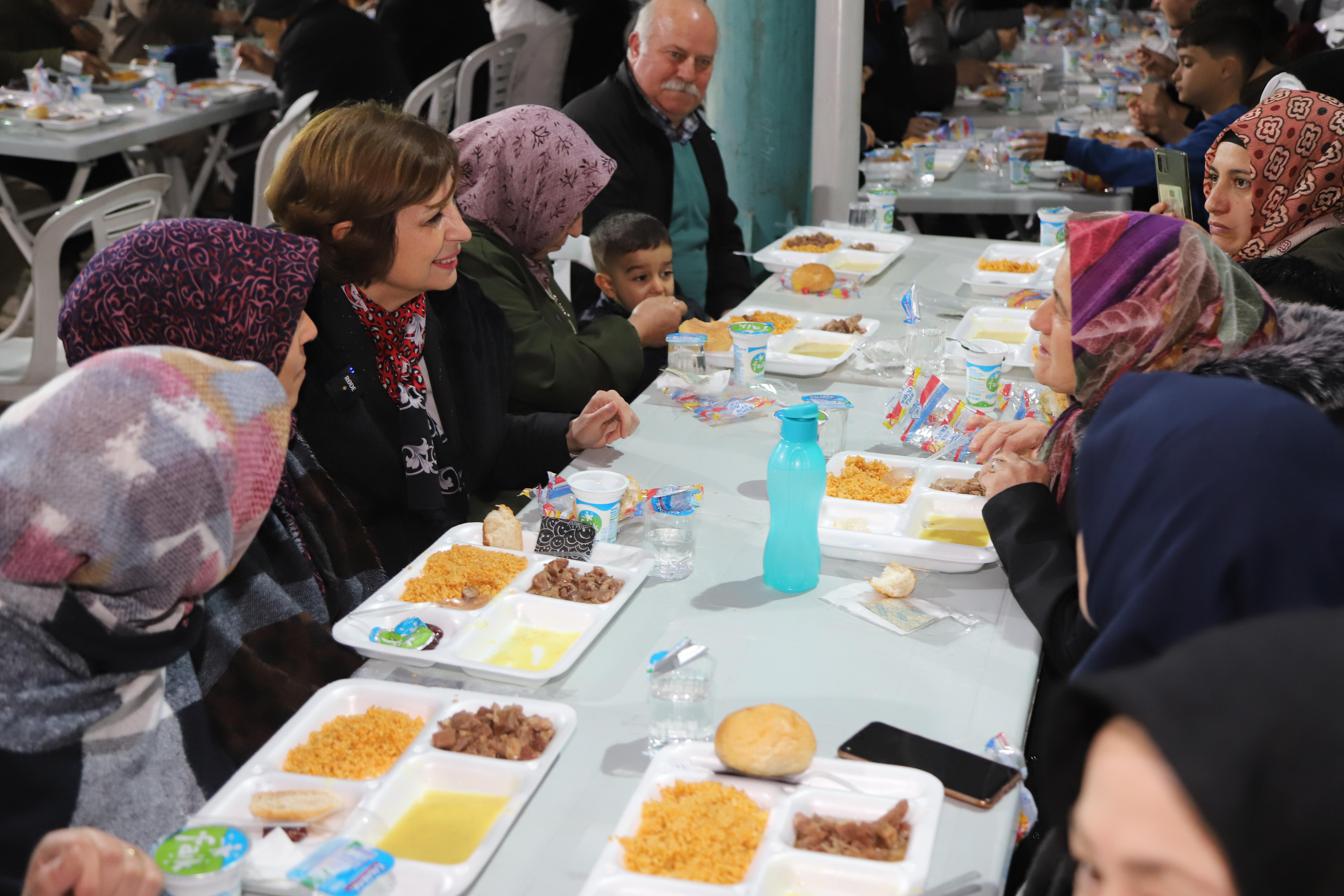 Odunpazarı Belediye Başkanı Kazım Kurt, her Ramazanda olduğu gibi bu Ramazanda da dayanışma, birlik ve beraberlik duygusunu yaşatmaya devam ediyor. Odunpazarı Belediyesi tarafından Gündoğdu Mahallesi’nde düzenlenen İftar Programında binlerce Gündoğdulu ile buluşan Başkan Kurt’a, CHP’nin Eskişehir Büyükşehir Belediye Başkan Adayı Ayşe Ünlüce’de eşlik etti. 

Yıl boyunca Erenköy Mahallesi’nde bulunan Aşevi ve Yıldıztepe Mahallesi Erdal İnönü Halk Merkezi Aşevi Yemek Dağıtım Noktasında her gün iki öğün 3 çeşit sıcak yemeği ihtiyaç sahibi vatandaşlarla paylaşan Odunpazarı Belediyesi, bu hizmetini Ramazan Ayında da sürdürüyor. 4 mahallede de 1000’er kişilik sabit iftar çadırları açan Odunpazarı Belediye Başkanı Kazım Kurt, ayrıca mahallelerde de iftar programları düzenliyor. Başkan Kurt, Odunpazarı Belediyesi tarafından Gündoğdu Mahallesi’nde düzenlenen İftar Programına katıldı. Cumhuriyet Halk Partisi’nin (CHP) Eskişehir Büyükşehir Belediye (EBB) Başkan Adayı Ayşe Ünlüce, CHP Eskişehir İl Başkanı Talat Yalaz, CHP Eskişehir Milletvekili İbrahim Arslan, Eskişehirli sevilen sinema sanatçısı Nuri Alço’nun da yer aldığı İftar Programına, yaklaşık 3 bin Gündoğdu sakini katıldı. 
