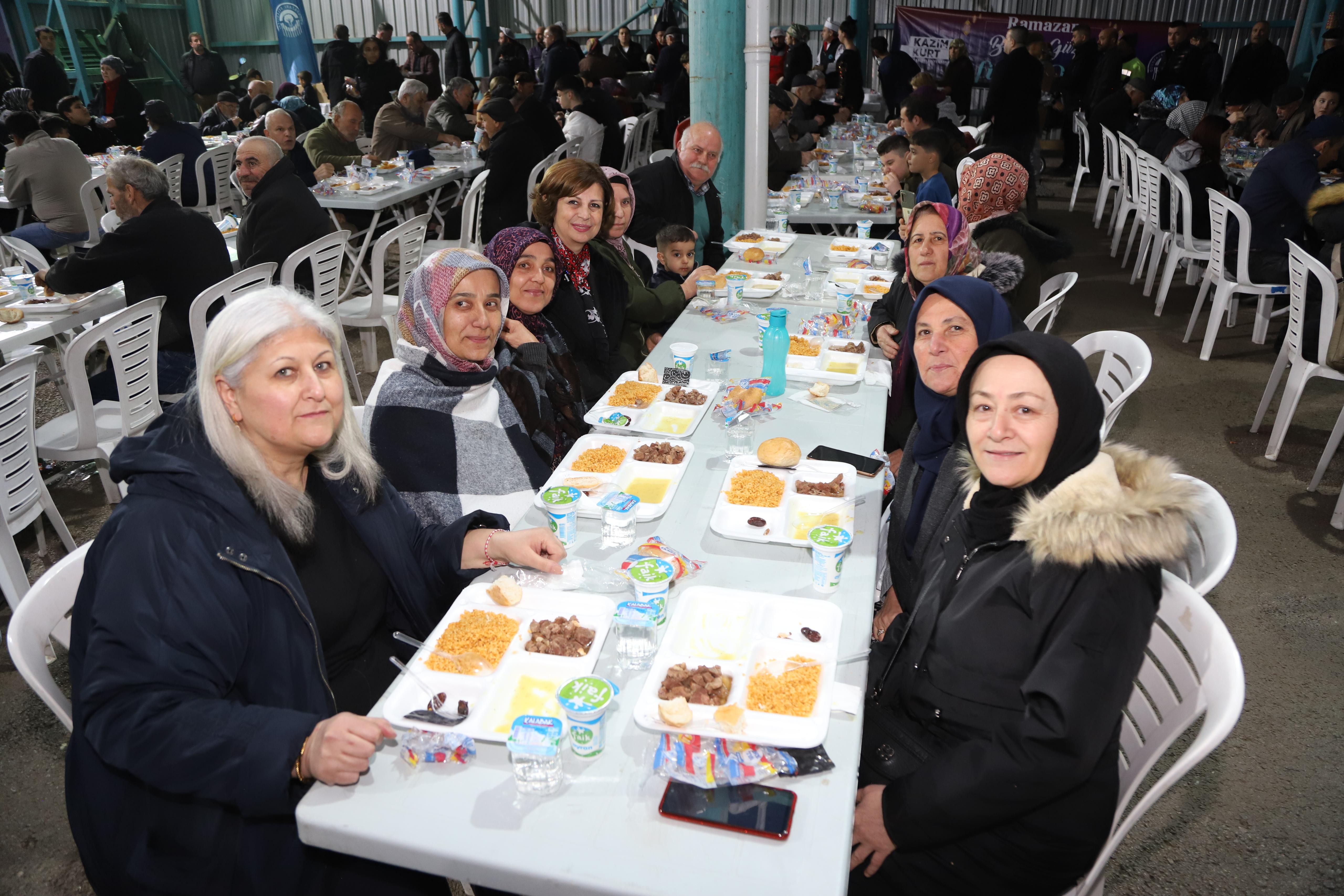 Odunpazarı Belediye Başkanı Kazım Kurt, her Ramazanda olduğu gibi bu Ramazanda da dayanışma, birlik ve beraberlik duygusunu yaşatmaya devam ediyor. Odunpazarı Belediyesi tarafından Gündoğdu Mahallesi’nde düzenlenen İftar Programında binlerce Gündoğdulu ile buluşan Başkan Kurt’a, CHP’nin Eskişehir Büyükşehir Belediye Başkan Adayı Ayşe Ünlüce’de eşlik etti. 

Yıl boyunca Erenköy Mahallesi’nde bulunan Aşevi ve Yıldıztepe Mahallesi Erdal İnönü Halk Merkezi Aşevi Yemek Dağıtım Noktasında her gün iki öğün 3 çeşit sıcak yemeği ihtiyaç sahibi vatandaşlarla paylaşan Odunpazarı Belediyesi, bu hizmetini Ramazan Ayında da sürdürüyor. 4 mahallede de 1000’er kişilik sabit iftar çadırları açan Odunpazarı Belediye Başkanı Kazım Kurt, ayrıca mahallelerde de iftar programları düzenliyor. Başkan Kurt, Odunpazarı Belediyesi tarafından Gündoğdu Mahallesi’nde düzenlenen İftar Programına katıldı. Cumhuriyet Halk Partisi’nin (CHP) Eskişehir Büyükşehir Belediye (EBB) Başkan Adayı Ayşe Ünlüce, CHP Eskişehir İl Başkanı Talat Yalaz, CHP Eskişehir Milletvekili İbrahim Arslan, Eskişehirli sevilen sinema sanatçısı Nuri Alço’nun da yer aldığı İftar Programına, yaklaşık 3 bin Gündoğdu sakini katıldı. 
