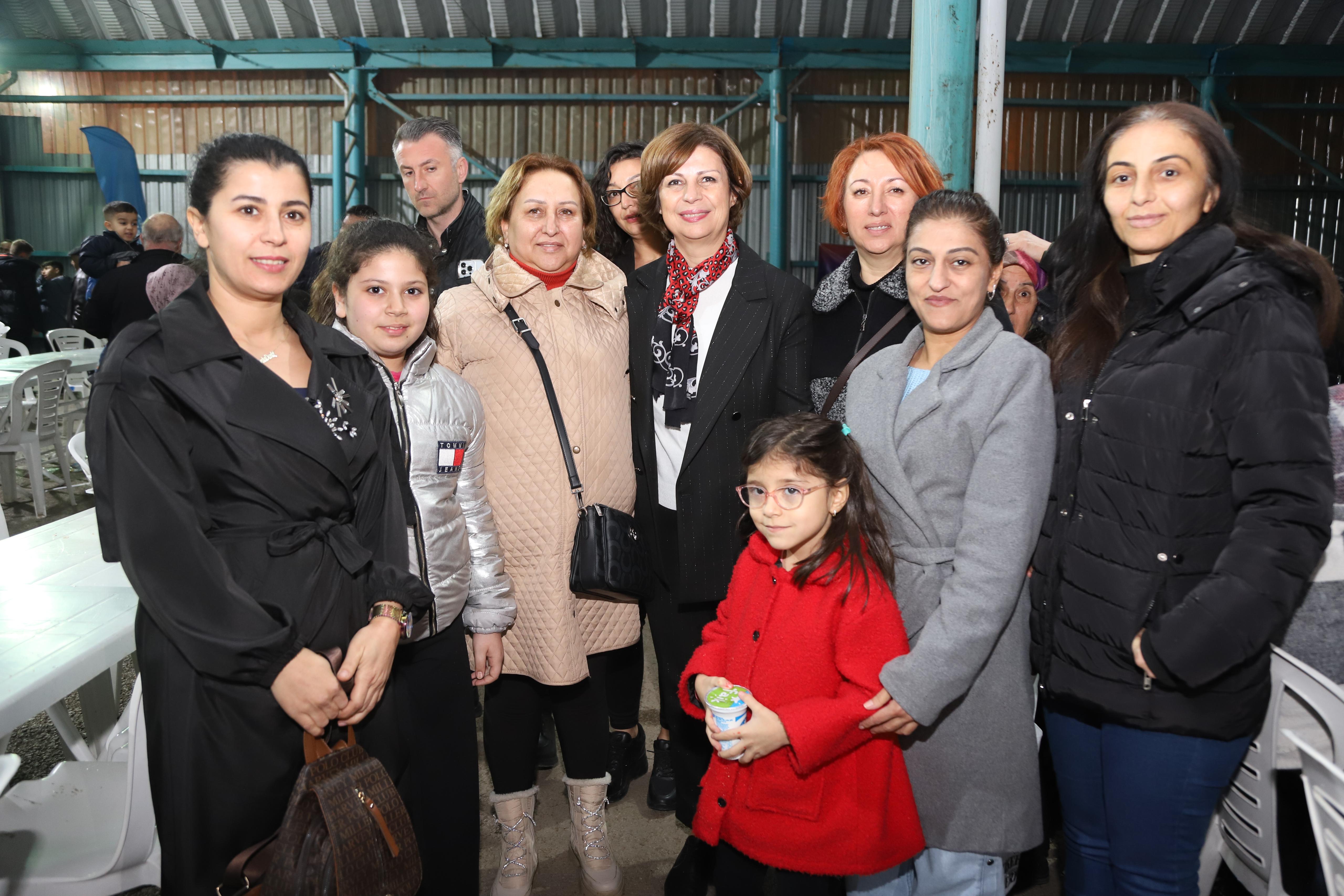 Odunpazarı Belediye Başkanı Kazım Kurt, her Ramazanda olduğu gibi bu Ramazanda da dayanışma, birlik ve beraberlik duygusunu yaşatmaya devam ediyor. Odunpazarı Belediyesi tarafından Gündoğdu Mahallesi’nde düzenlenen İftar Programında binlerce Gündoğdulu ile buluşan Başkan Kurt’a, CHP’nin Eskişehir Büyükşehir Belediye Başkan Adayı Ayşe Ünlüce’de eşlik etti. 

Yıl boyunca Erenköy Mahallesi’nde bulunan Aşevi ve Yıldıztepe Mahallesi Erdal İnönü Halk Merkezi Aşevi Yemek Dağıtım Noktasında her gün iki öğün 3 çeşit sıcak yemeği ihtiyaç sahibi vatandaşlarla paylaşan Odunpazarı Belediyesi, bu hizmetini Ramazan Ayında da sürdürüyor. 4 mahallede de 1000’er kişilik sabit iftar çadırları açan Odunpazarı Belediye Başkanı Kazım Kurt, ayrıca mahallelerde de iftar programları düzenliyor. Başkan Kurt, Odunpazarı Belediyesi tarafından Gündoğdu Mahallesi’nde düzenlenen İftar Programına katıldı. Cumhuriyet Halk Partisi’nin (CHP) Eskişehir Büyükşehir Belediye (EBB) Başkan Adayı Ayşe Ünlüce, CHP Eskişehir İl Başkanı Talat Yalaz, CHP Eskişehir Milletvekili İbrahim Arslan, Eskişehirli sevilen sinema sanatçısı Nuri Alço’nun da yer aldığı İftar Programına, yaklaşık 3 bin Gündoğdu sakini katıldı. 
