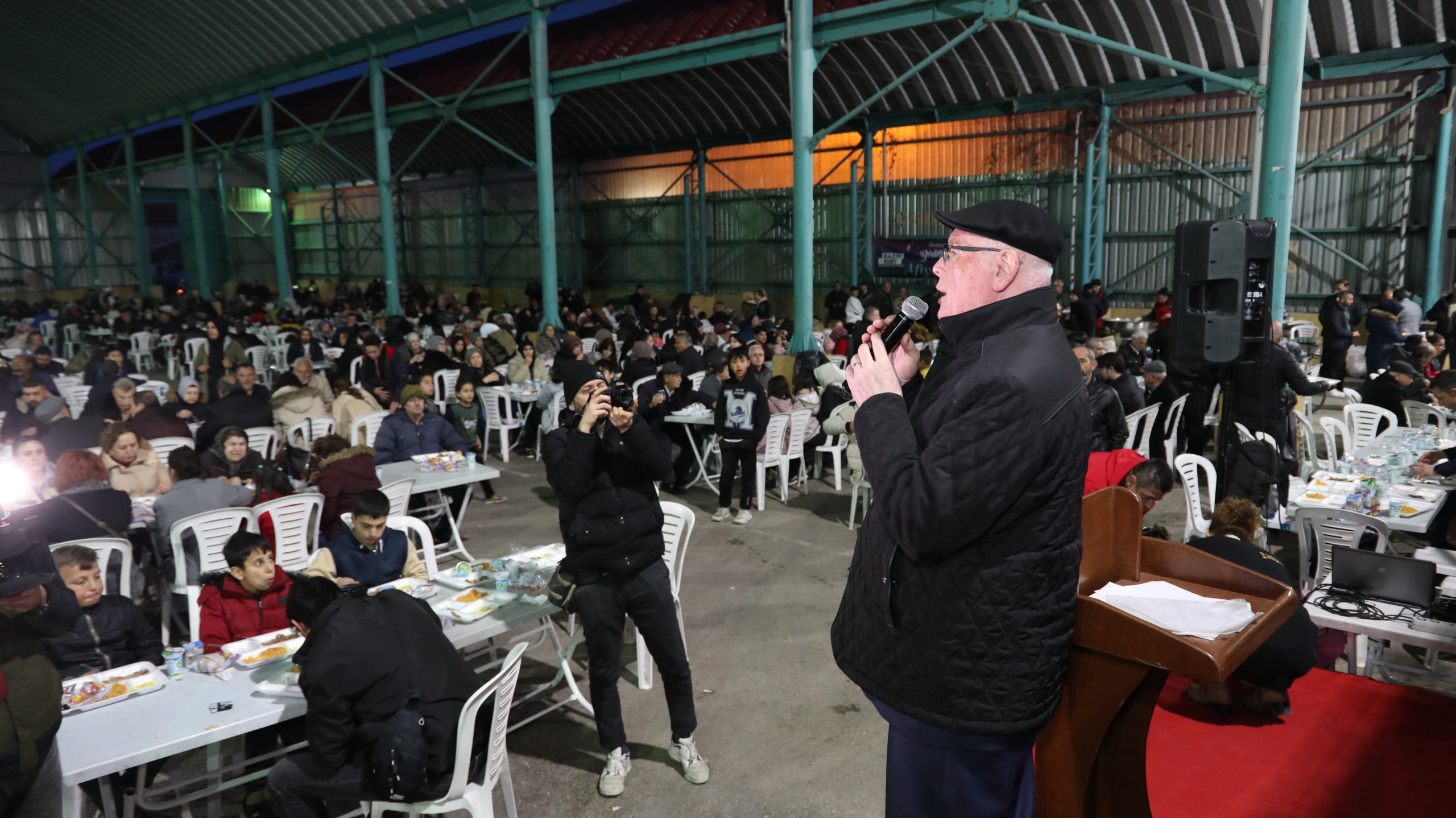 Odunpazarı Belediye Başkanı Kazım Kurt, her Ramazanda olduğu gibi bu Ramazanda da dayanışma, birlik ve beraberlik duygusunu yaşatmaya devam ediyor. Odunpazarı Belediyesi tarafından Gündoğdu Mahallesi’nde düzenlenen İftar Programında binlerce Gündoğdulu ile buluşan Başkan Kurt’a, CHP’nin Eskişehir Büyükşehir Belediye Başkan Adayı Ayşe Ünlüce’de eşlik etti. 

Yıl boyunca Erenköy Mahallesi’nde bulunan Aşevi ve Yıldıztepe Mahallesi Erdal İnönü Halk Merkezi Aşevi Yemek Dağıtım Noktasında her gün iki öğün 3 çeşit sıcak yemeği ihtiyaç sahibi vatandaşlarla paylaşan Odunpazarı Belediyesi, bu hizmetini Ramazan Ayında da sürdürüyor. 4 mahallede de 1000’er kişilik sabit iftar çadırları açan Odunpazarı Belediye Başkanı Kazım Kurt, ayrıca mahallelerde de iftar programları düzenliyor. Başkan Kurt, Odunpazarı Belediyesi tarafından Gündoğdu Mahallesi’nde düzenlenen İftar Programına katıldı. Cumhuriyet Halk Partisi’nin (CHP) Eskişehir Büyükşehir Belediye (EBB) Başkan Adayı Ayşe Ünlüce, CHP Eskişehir İl Başkanı Talat Yalaz, CHP Eskişehir Milletvekili İbrahim Arslan, Eskişehirli sevilen sinema sanatçısı Nuri Alço’nun da yer aldığı İftar Programına, yaklaşık 3 bin Gündoğdu sakini katıldı. 
