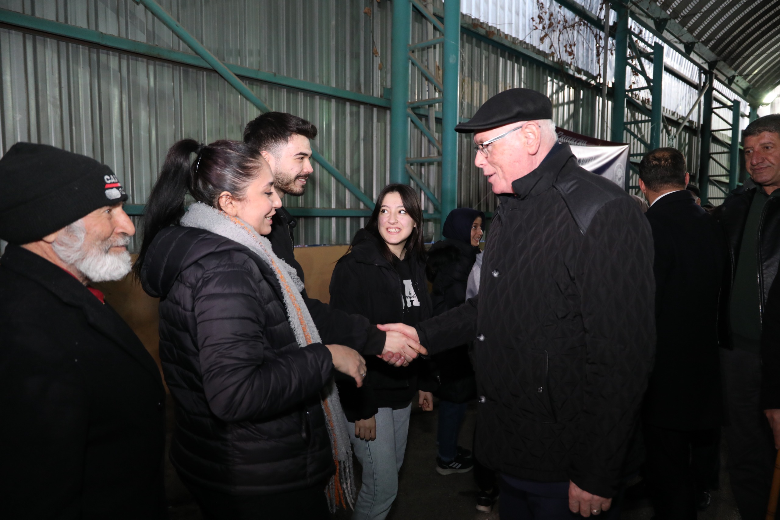 Odunpazarı Belediye Başkanı Kazım Kurt, her Ramazanda olduğu gibi bu Ramazanda da dayanışma, birlik ve beraberlik duygusunu yaşatmaya devam ediyor. Odunpazarı Belediyesi tarafından Gündoğdu Mahallesi’nde düzenlenen İftar Programında binlerce Gündoğdulu ile buluşan Başkan Kurt’a, CHP’nin Eskişehir Büyükşehir Belediye Başkan Adayı Ayşe Ünlüce’de eşlik etti. 

Yıl boyunca Erenköy Mahallesi’nde bulunan Aşevi ve Yıldıztepe Mahallesi Erdal İnönü Halk Merkezi Aşevi Yemek Dağıtım Noktasında her gün iki öğün 3 çeşit sıcak yemeği ihtiyaç sahibi vatandaşlarla paylaşan Odunpazarı Belediyesi, bu hizmetini Ramazan Ayında da sürdürüyor. 4 mahallede de 1000’er kişilik sabit iftar çadırları açan Odunpazarı Belediye Başkanı Kazım Kurt, ayrıca mahallelerde de iftar programları düzenliyor. Başkan Kurt, Odunpazarı Belediyesi tarafından Gündoğdu Mahallesi’nde düzenlenen İftar Programına katıldı. Cumhuriyet Halk Partisi’nin (CHP) Eskişehir Büyükşehir Belediye (EBB) Başkan Adayı Ayşe Ünlüce, CHP Eskişehir İl Başkanı Talat Yalaz, CHP Eskişehir Milletvekili İbrahim Arslan, Eskişehirli sevilen sinema sanatçısı Nuri Alço’nun da yer aldığı İftar Programına, yaklaşık 3 bin Gündoğdu sakini katıldı. 
