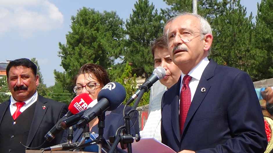 Cumhuriyet Halk Partisi (CHP) Genel Başkanı Kemal Kılıçdaroğlu, Büyük Taarruzun kazanıldığı topraklar olan Kütahya'nın Dumlupınar ilçesinde, 30 Ağustos Zafer Bayramı etkinliklerine katıldı.