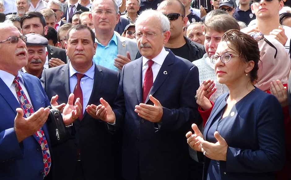 Cumhuriyet Halk Partisi (CHP) Genel Başkanı Kemal Kılıçdaroğlu, Büyük Taarruzun kazanıldığı topraklar olan Kütahya'nın Dumlupınar ilçesinde, 30 Ağustos Zafer Bayramı etkinliklerine katıldı.