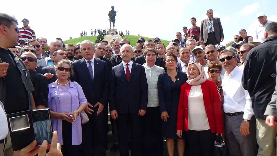 Cumhuriyet Halk Partisi (CHP) Genel Başkanı Kemal Kılıçdaroğlu, Büyük Taarruzun kazanıldığı topraklar olan Kütahya'nın Dumlupınar ilçesinde, 30 Ağustos Zafer Bayramı etkinliklerine katıldı.