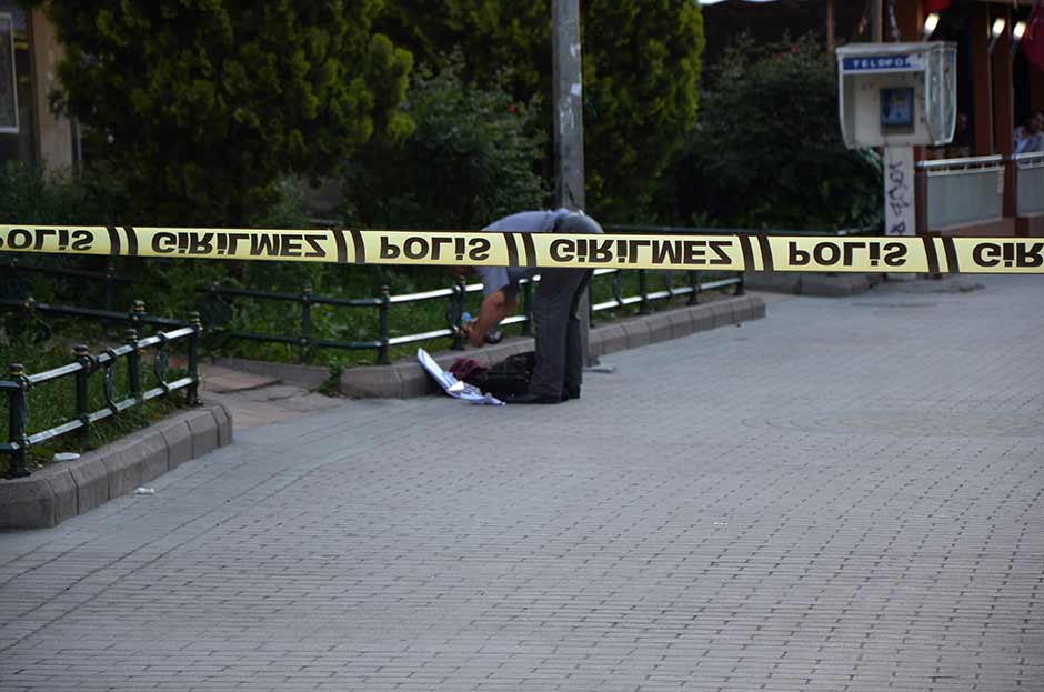 Eskişehir’in işlek yerlerinden Adalar mevkiinde unutulan çanta, kısa süreli paniğe neden oldu.