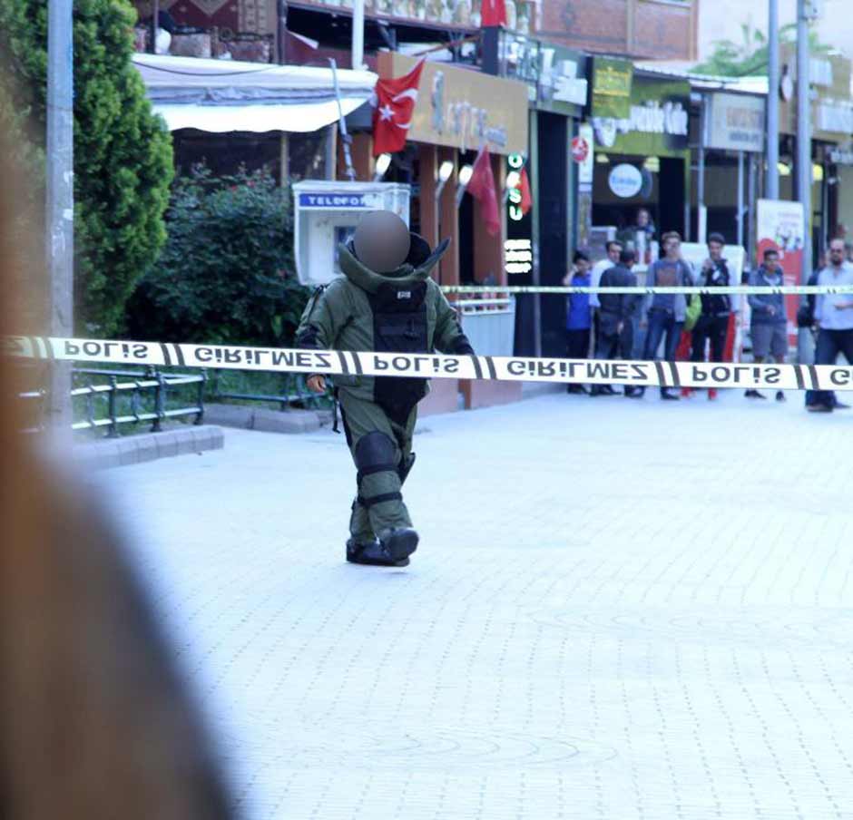 Eskişehir’in işlek yerlerinden Adalar mevkiinde unutulan çanta, kısa süreli paniğe neden oldu.