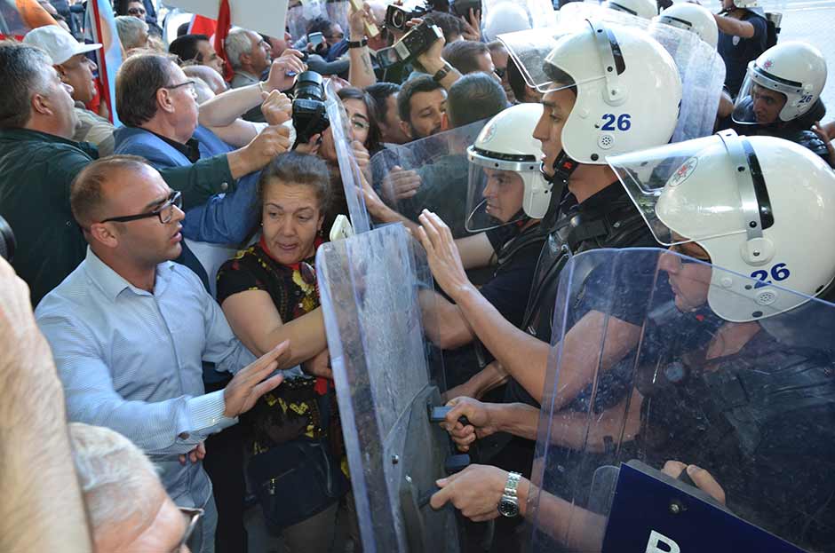 Eskişehir'de CHP Genel Başkanı Kemal Kılıçdaroğlu'na destek yürüyüşünde gerginlik yaşandı.