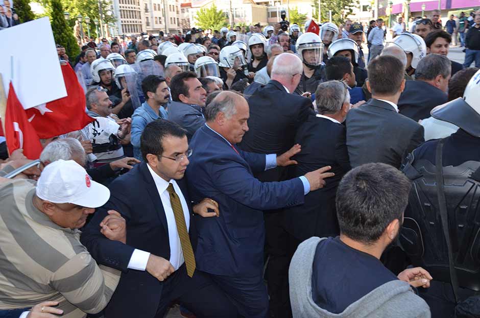 Eskişehir'de CHP Genel Başkanı Kemal Kılıçdaroğlu'na destek yürüyüşünde gerginlik yaşandı.