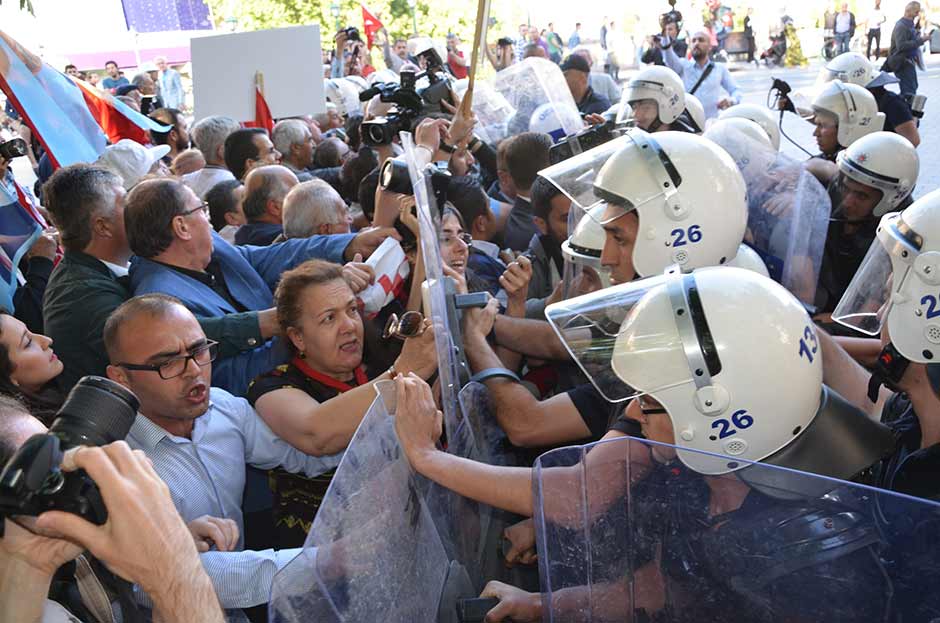 Eskişehir'de CHP Genel Başkanı Kemal Kılıçdaroğlu'na destek yürüyüşünde gerginlik yaşandı.