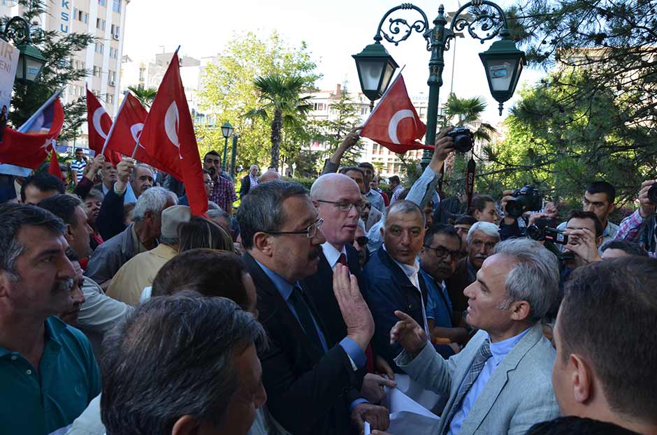 Eskişehir'de CHP Genel Başkanı Kemal Kılıçdaroğlu'na destek yürüyüşünde gerginlik yaşandı.