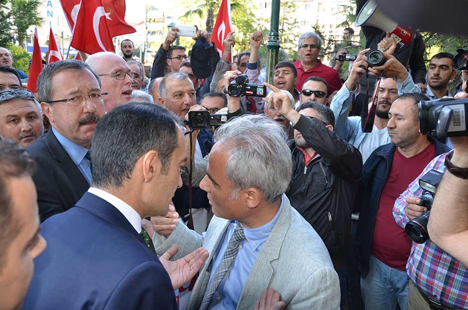 Eskişehir'de CHP Genel Başkanı Kemal Kılıçdaroğlu'na destek yürüyüşünde gerginlik yaşandı.