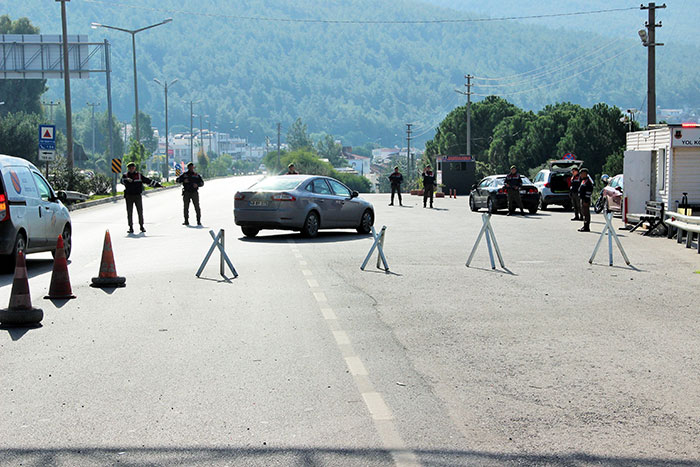 Jandarma Genel Komutanlığı tarafından askerlere dağıtılan 'takbul gözlüğü' sayesinde şüpheliler ve suçlular gözden kaçmayacak. Bodrum’da uygulamaya giren takbul gözlüğüyle kimlik, plaka, yüz ve araç sorgulayan jandarma ekiplerini gören vatandaşlar şaşkınlıklarını gizleyemedi. 