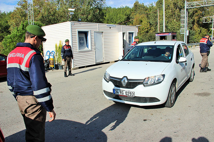 Jandarma Genel Komutanlığı tarafından askerlere dağıtılan 'takbul gözlüğü' sayesinde şüpheliler ve suçlular gözden kaçmayacak. Bodrum’da uygulamaya giren takbul gözlüğüyle kimlik, plaka, yüz ve araç sorgulayan jandarma ekiplerini gören vatandaşlar şaşkınlıklarını gizleyemedi. 