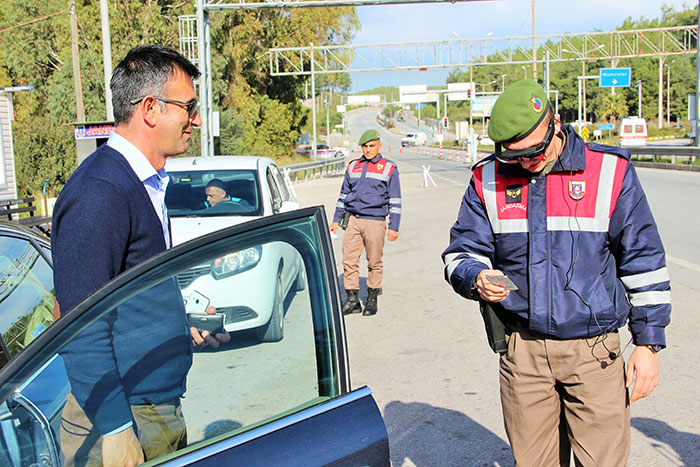 Jandarma Genel Komutanlığı tarafından askerlere dağıtılan 'takbul gözlüğü' sayesinde şüpheliler ve suçlular gözden kaçmayacak. Bodrum’da uygulamaya giren takbul gözlüğüyle kimlik, plaka, yüz ve araç sorgulayan jandarma ekiplerini gören vatandaşlar şaşkınlıklarını gizleyemedi. 