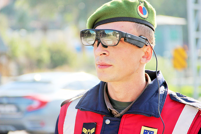 Jandarma Genel Komutanlığı tarafından askerlere dağıtılan 'takbul gözlüğü' sayesinde şüpheliler ve suçlular gözden kaçmayacak. Bodrum’da uygulamaya giren takbul gözlüğüyle kimlik, plaka, yüz ve araç sorgulayan jandarma ekiplerini gören vatandaşlar şaşkınlıklarını gizleyemedi. 