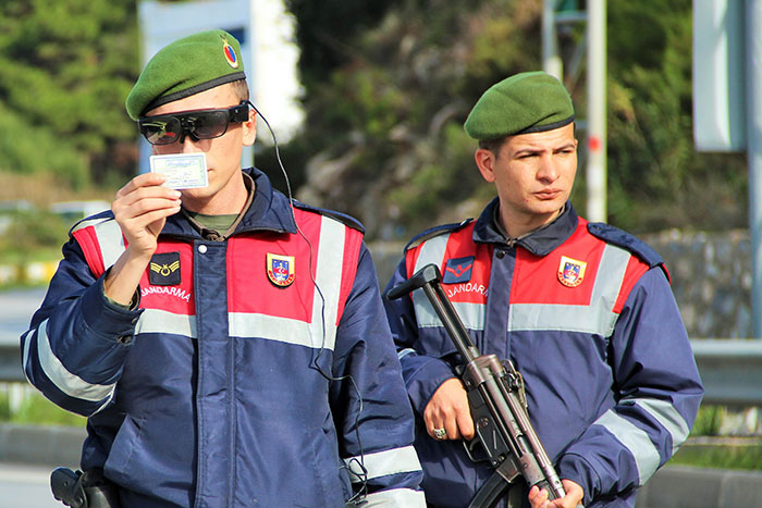 Jandarma Genel Komutanlığı tarafından askerlere dağıtılan 'takbul gözlüğü' sayesinde şüpheliler ve suçlular gözden kaçmayacak. Bodrum’da uygulamaya giren takbul gözlüğüyle kimlik, plaka, yüz ve araç sorgulayan jandarma ekiplerini gören vatandaşlar şaşkınlıklarını gizleyemedi. 