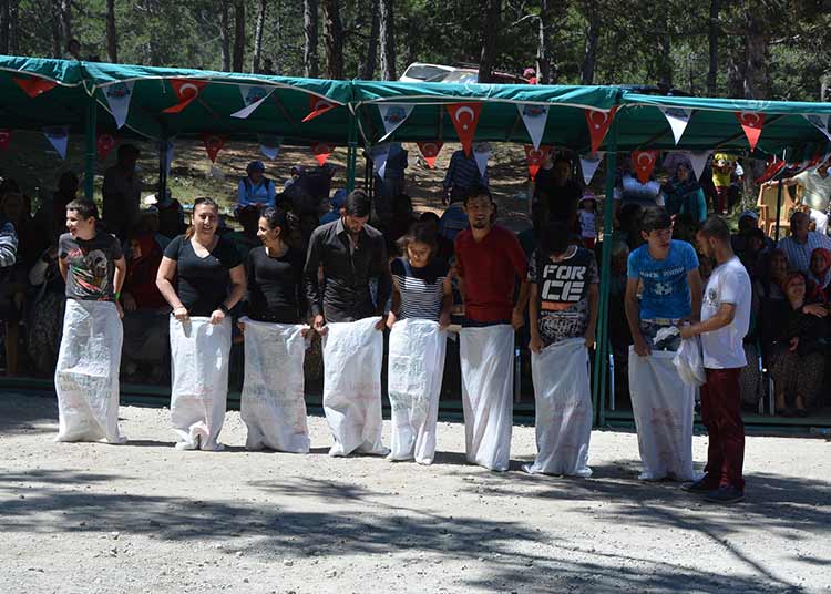 Mihalıççık Kaymakamlığı ile Mihalıççık Belediyesi işbirliğiyle "Mihalıççık Kiraz Festivali"nin bu yıl 38'incisi düzenlendi.