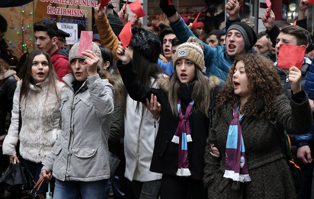 Spor Toto Süper Lig’in 22. haftasında 7 kişi kalarak Galatasaray’a 2-1 mağlup olan Trabzonspor’da taraftarların karşılaşmanın hakemi Deniz Ateş Bitnel ve Türkiye Futbol Federasyonu'na (TFF) tepkisi sürüyor.