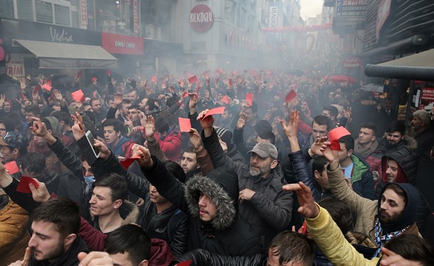 Spor Toto Süper Lig’in 22. haftasında 7 kişi kalarak Galatasaray’a 2-1 mağlup olan Trabzonspor’da taraftarların karşılaşmanın hakemi Deniz Ateş Bitnel ve Türkiye Futbol Federasyonu'na (TFF) tepkisi sürüyor.