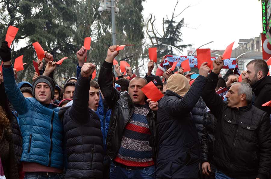 Spor Toto Süper Lig’in 22. haftasında 7 kişi kalarak Galatasaray’a 2-1 mağlup olan Trabzonspor’da taraftarların karşılaşmanın hakemi Deniz Ateş Bitnel ve Türkiye Futbol Federasyonu'na (TFF) tepkisi sürüyor.