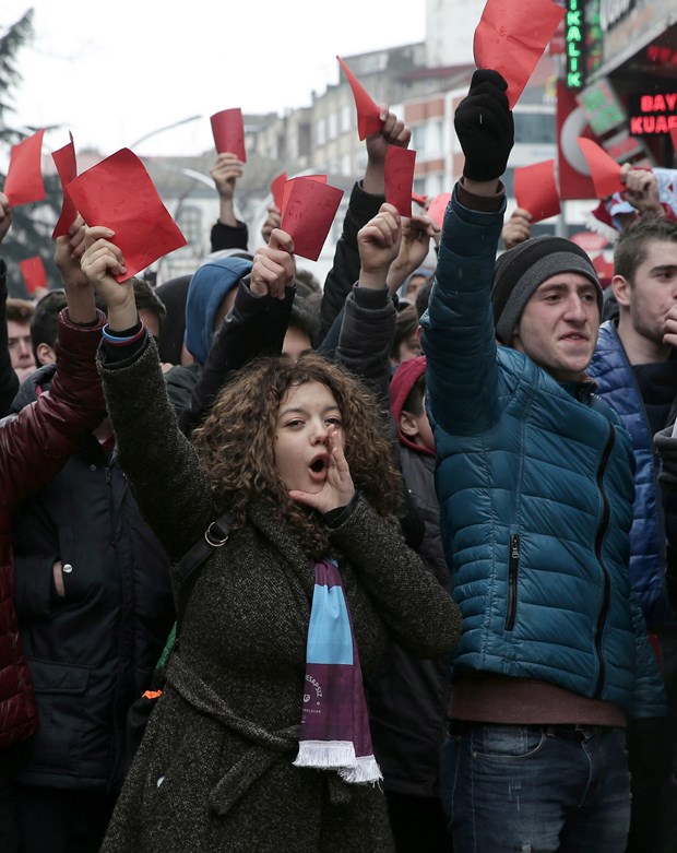 Spor Toto Süper Lig’in 22. haftasında 7 kişi kalarak Galatasaray’a 2-1 mağlup olan Trabzonspor’da taraftarların karşılaşmanın hakemi Deniz Ateş Bitnel ve Türkiye Futbol Federasyonu'na (TFF) tepkisi sürüyor.