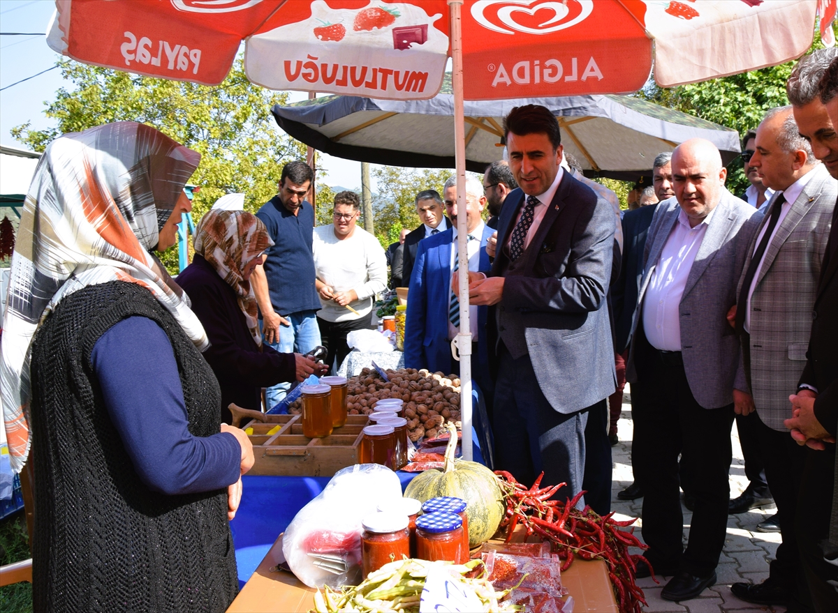 "Biz ekersek, biz fayda sağlarsak, biz üretirsek o zaman kıymeti olur. Aksi takdirde yük oluruz. Evlat da olsa ana baba da olsa üretmeyen, insanlara yüktür, üreten de velinimettir. Burada Anadolu'nun çalışkan insanlarıyla birlikteyiz. Üreten herkese sonsuz teşekkür ediyorum. Her geçen gün gelişen ve her geçen gün üreten bir memlekette yaşıyoruz. Yapacağımız çalışmalarla üretimi her geçen gün üzerine katlayarak yapacağız. Dizilmesi, kurutulması zahmetli olan biberin modern imkanlardan yararlanarak üretim sürecini kısaltmak için muhtarlığımızın talebi olan kurutma makinesini İl Özel İdaremiz, BEBKA, Tarım ve Orman İl Müdürlüğümüzün desteğiyle köylümüzün hizmetine sunduk. En büyük acımız, Çukurören acı biberi olsun."