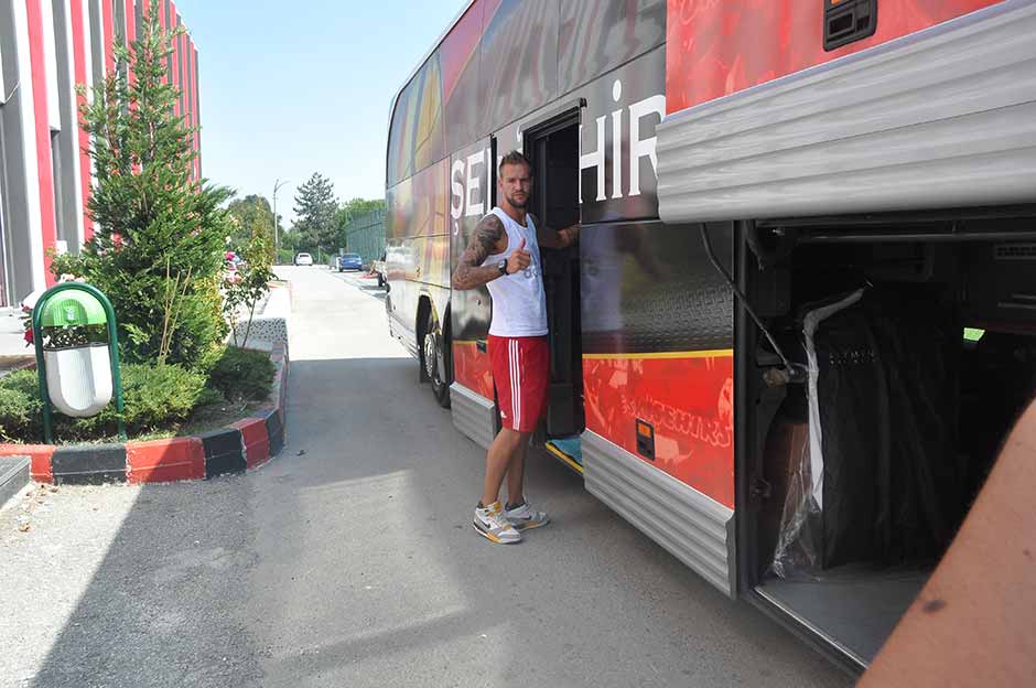 Eskişehirspor, TFF 1. Lig'in 3. haftasında yarın deplasmanda Manisaspor ile oynayacağı maç için kara yoluyla Manisa'ya gitti.