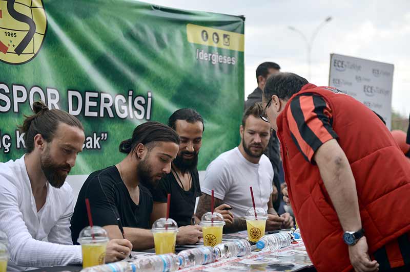 TFF 1. Lig ekiplerinden Eskişehirspor'un teknik direktörü Mustafa Denizli ve futbolcular, Eskişehirspor dergisini imzaladı, taraftarlarla hatıra fotoğrafı çektirdi.