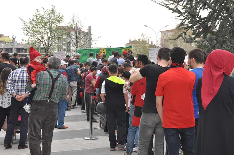 TFF 1. Lig ekiplerinden Eskişehirspor'un teknik direktörü Mustafa Denizli ve futbolcular, Eskişehirspor dergisini imzaladı, taraftarlarla hatıra fotoğrafı çektirdi.