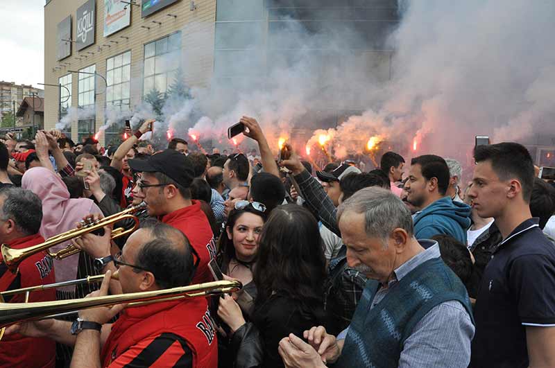 TFF 1. Lig ekiplerinden Eskişehirspor'un teknik direktörü Mustafa Denizli ve futbolcular, Eskişehirspor dergisini imzaladı, taraftarlarla hatıra fotoğrafı çektirdi.