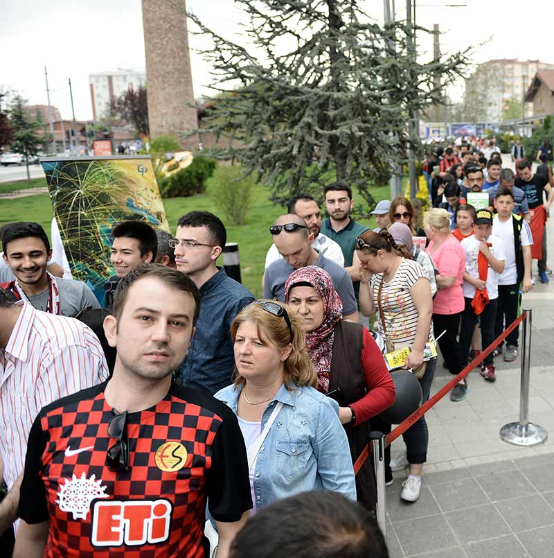 TFF 1. Lig ekiplerinden Eskişehirspor'un teknik direktörü Mustafa Denizli ve futbolcular, Eskişehirspor dergisini imzaladı, taraftarlarla hatıra fotoğrafı çektirdi.