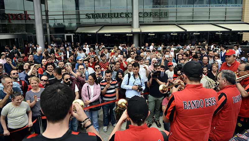 TFF 1. Lig ekiplerinden Eskişehirspor'un teknik direktörü Mustafa Denizli ve futbolcular, Eskişehirspor dergisini imzaladı, taraftarlarla hatıra fotoğrafı çektirdi.