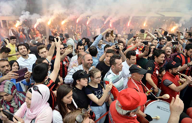 TFF 1. Lig ekiplerinden Eskişehirspor'un teknik direktörü Mustafa Denizli ve futbolcular, Eskişehirspor dergisini imzaladı, taraftarlarla hatıra fotoğrafı çektirdi.