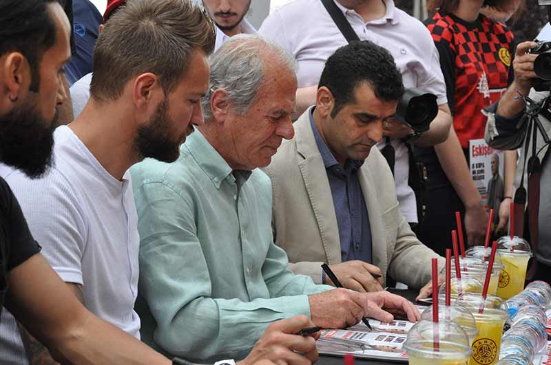 TFF 1. Lig ekiplerinden Eskişehirspor'un teknik direktörü Mustafa Denizli ve futbolcular, Eskişehirspor dergisini imzaladı, taraftarlarla hatıra fotoğrafı çektirdi.