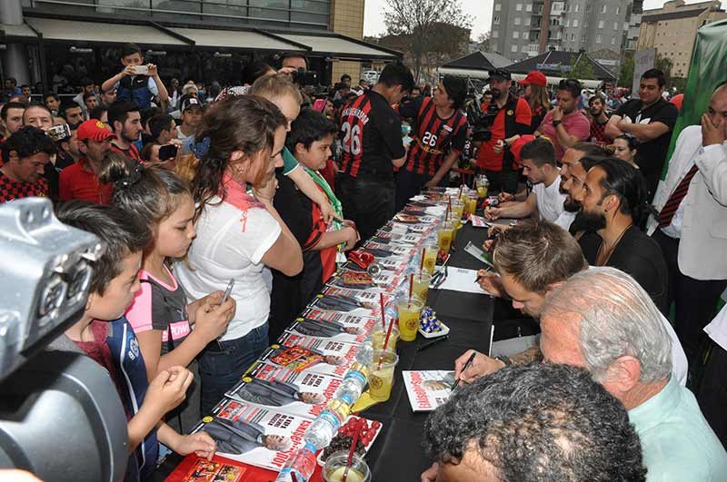 TFF 1. Lig ekiplerinden Eskişehirspor'un teknik direktörü Mustafa Denizli ve futbolcular, Eskişehirspor dergisini imzaladı, taraftarlarla hatıra fotoğrafı çektirdi.