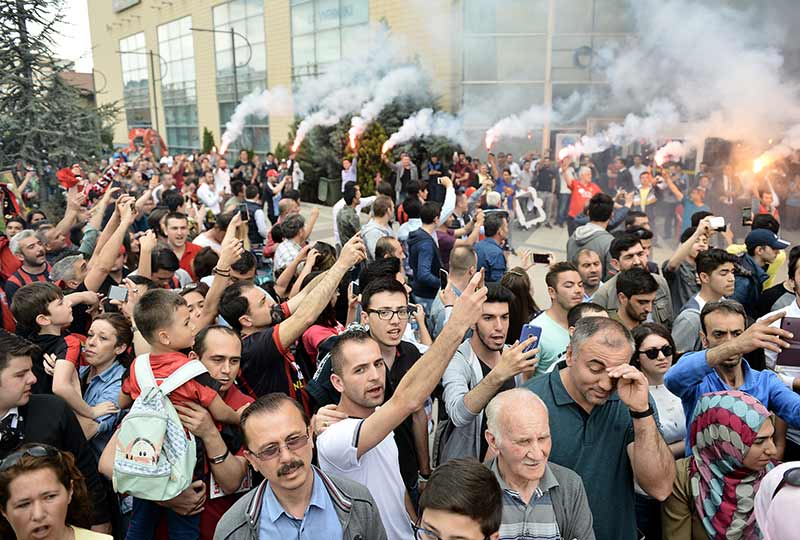 TFF 1. Lig ekiplerinden Eskişehirspor'un teknik direktörü Mustafa Denizli ve futbolcular, Eskişehirspor dergisini imzaladı, taraftarlarla hatıra fotoğrafı çektirdi.