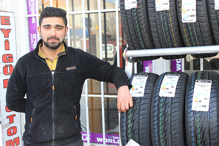 Şehirlerarası yük ve yolcu taşıyan ticari araçların yanı sıra binek otomobiller için başlayan kış lastiği takma zorunluluğu bugün itibariyle başladı. 