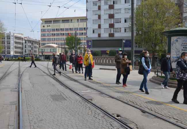 Eskişehir’de koronavirüsü tedbirleri kapsamında 4 gün sokağa çıkma kısıtlaması ilan edildi. Kısıtlamanın bitmesiyle birlikte Eskişehirliler yine sokağa çıktı. Ancak Ramazan ayı olmasından dolayı önceki haftalara göre yoğunluk daha azdı.