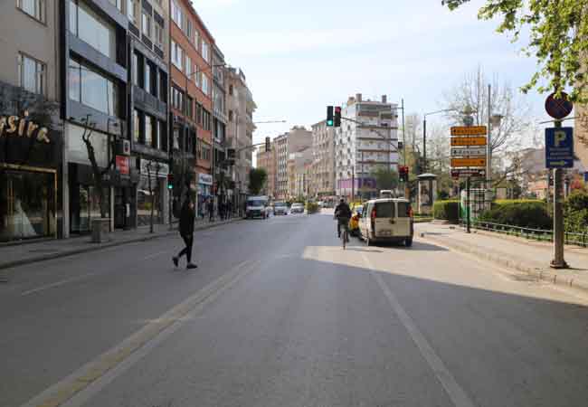 Eskişehir’de koronavirüsü tedbirleri kapsamında 4 gün sokağa çıkma kısıtlaması ilan edildi. Kısıtlamanın bitmesiyle birlikte Eskişehirliler yine sokağa çıktı. Ancak Ramazan ayı olmasından dolayı önceki haftalara göre yoğunluk daha azdı.