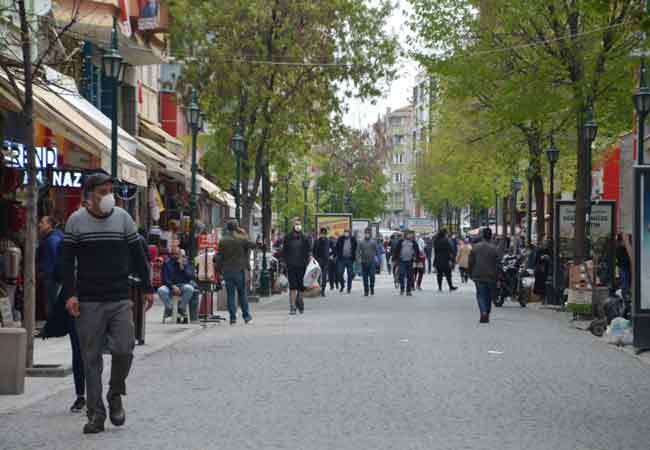 Yine işlek cadde girişlerinde ve dükkanların önünde uzun kuyruklar oluştu. 